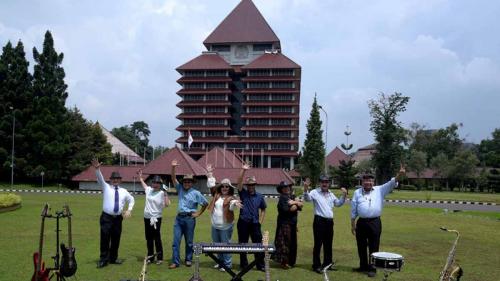 Lebih dari Sekadar Dosen, Kenalan dengan The Professor Band!
